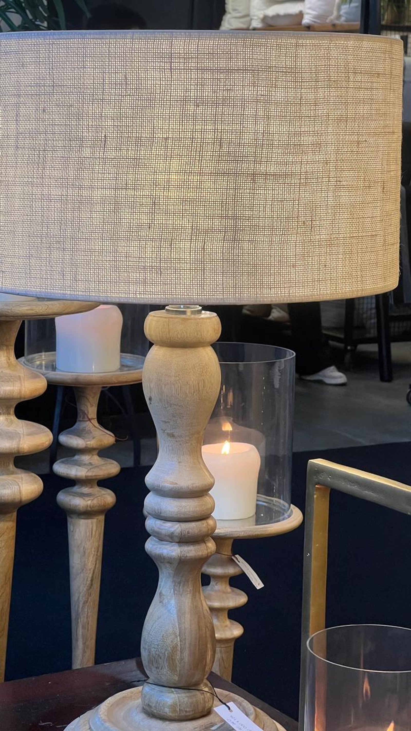 Lámpara rústica de madera con pantalla de lino y velas encendidas — proyecto Cafira Agosto 2026, por DESDE ASIA, en Av. Sarmiento 2704